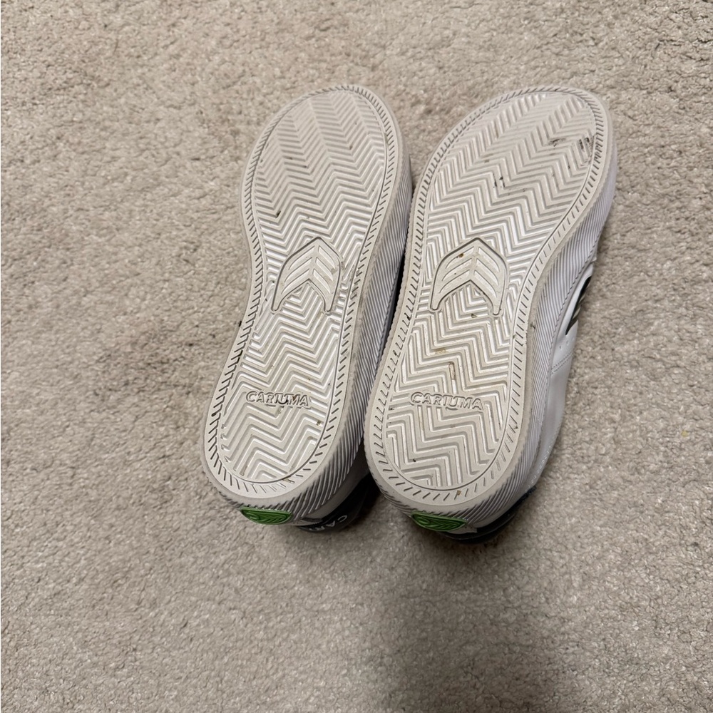 Cariuma White and Black Women's Sneakers - Picture 5 of 9